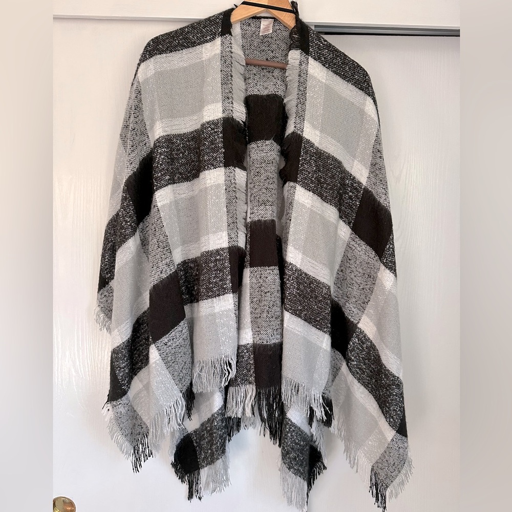 Women’s Black and White Poncho One Size